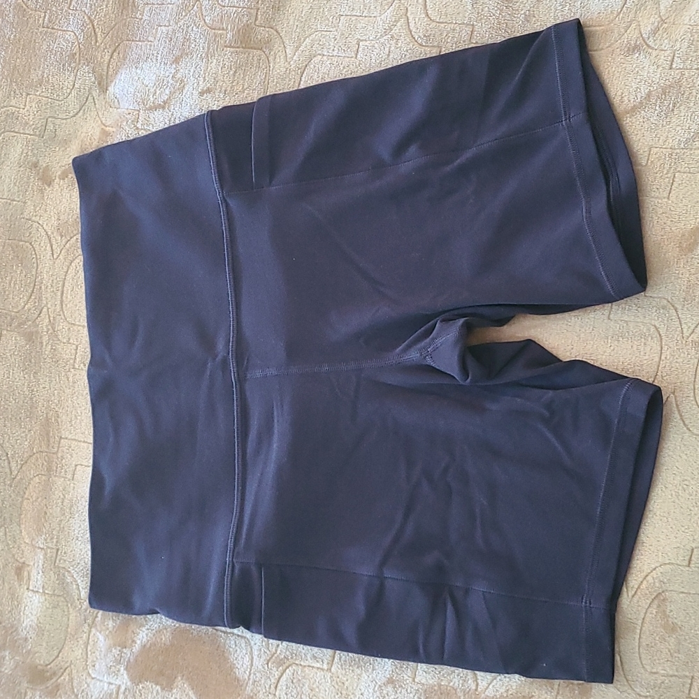 Athleta Salutation Stash Pocket II 7" Short (Medium)